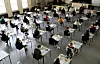 Schülerinnen und Schüler sitzen in einem großen Raum und schreiben eine Abiturprüfung. (Symbolbild)
