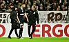 St. Pauli-Verteidiger Karol Mets wird von zwei St. Pauli-Betreuern vom Spielfeld begleitet