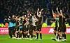 Der FC St. Pauli feiert den Derbysieg. Beim 3:0-Erfolg über den HSV wusste jeder Akteur zu überzeugen.