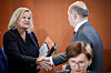 Nancy Faeser und Olaf Scholz (beide SPD) schütteln sich nach dem Kabinetts-beschluss erleichtert die Hände.