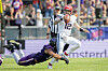 Sea-Devils-Quarterback Haire wird von Frankfurts Wael an den Beinen festgehalten