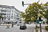 Eine Kreuzung am Eppendorfer Weg über die Autos und Fahrräder fahren