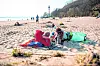 Menschen liegen an einem schönen Strand
