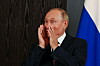 Wladimir Putin hält sich die Hände trichterförmig vor den Mund