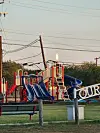 Ein Kinderspielplatz in Corpus Christ mit Gas-Fackel im Hintergrund.