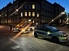 Polizeiwagen vor erleuchtetem Gebäude