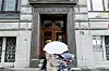 Passanten gehen an der Eingangstür des Bankhauses M.M.Warburg & CO vorbei.
