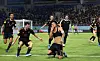 Paris Brunner auf den Knien, feiert mit seinem Team den Sieg