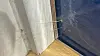 Mit Sekundenkleber ziehen die Einbrecher Klebefäden zwischen Tür und Zarge.