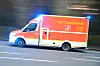 Ein Rettungswagen fährt mit Blaulicht zum Einsatz. (Symbolbild)