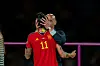Luis Rubiales küsst Spaniens Jenni Hermoso nach dem Gewinn der Weltmeisterschaft 2023 auf den Mund.