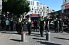 Polizisten am Tatort am Hansaplatz in Hamburg-St. Georg.