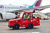 Der neue Gepäckschlepper mit Wasserstoff-Verbrennungsmotor am Hamburger Flughafen.