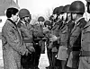 Helmut Schmidt (l), damals noch Innensenator von Hamburg bei einer Ehrung von Rekruten nach der Flutkatastrophe 1962.