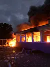 Flammen lodern nach der Explosion im Schulgebäude.