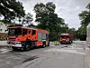 Mehrere Löschzüge der Feuerwehr parken vor der Schule.