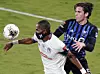 Olimpia-Angreifer Jerry Bengtson (links) spielte die komplette Champions-League-Partie mit einem Mund-Nasenschutz.