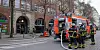 Feuerwehrkräfte vor dem Bürogebäude an der Langen Reihe in Hamburg.