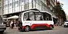 Der autonom fahrende Kleinbus HEAT ist bei einer ersten Testfahrt in der Hafencity unterwegs und hält an einer Bushaltestelle.