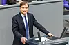 Mann in Anzug im Bundetag