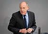 Gregor Gysi: Mann mit Brille und Anzug an einem Rednerpult