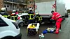 Die Unfallstelle: Feuerwehrleute stehen um ein Auto und einen Lkw herum