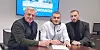 Kyriakos Papadopoulos (M.) bei der Vertragsunterschrift in Zagreb.