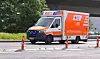Ein Rettungswagen ist auf dem Weg zu einem Einsatz. (Symbolbild)