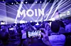 Das Publikum bei der OMR filmt eine Leinwand, auf der „Moin“ steht