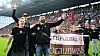 St. Paulis Blindenfußballer:innen lassen sich auf dem Rasen des Millerntorstadions feiern