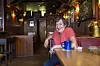 Inge Malewitsch (69) sitzt am Tisch in der Kneipe „Gretel & Alfons“
