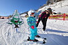 Frau und Kind auf einer Skipiste