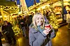 Frau auf dem Weihnachtsmarkt trinkt Glühwein