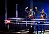 Red-Bull-Piloten Max Verstappen und Sergio Perez winken in die Menge