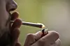 Mann zündet einen Joint an