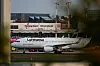 Ein Flugzeug der Lufthansa vor dem Terminal des Hamburger Flughafens.