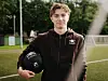 St. Paulis Scott Banks mit Ball in der Hand