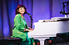 Weißer Flügel, grünes Sakko: Norah Jones wird doch nicht etwa insgeheim Fan von Werder Bremen sein?