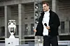 Manuel Neuer mit Mikrofon in der Hand. Links von ihm der EM-Pokal.