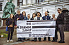 Julia Bode (links), Stefan Fehrenbach (2. von links) und andere Gastronomen aus Ottensen und der Sternschanze haben am Freitag vor dem Altonaer Rathaus Werbung für ihre Petition gemacht.