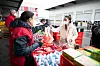 Aufgrund der gestiegenen Lebensmittelpreise wenden sich immer mehr an die Hamburger Tafel – doch der fehlt es an Spenden.