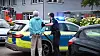 Ein Polizist nimmt den Mann in Gewahrsam.