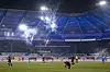 Aus dem Rostocker Gästeblock in Paderborn fliegen Raketen und Leuchtkörper auf das Spielfeld.