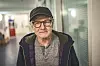 Rentner Peter Weisser (69) im Flur der Notunterkunft.