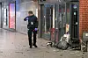 Ein Kriminalpolizist untersucht den Tatort.