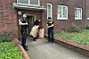 Polizeibeamte vor dem Wohnhaus. In der Wohnung stellten sie Beweismittel sicher.