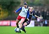 Nele Karowski von den HSV-Frauen im Zweikampf