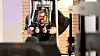 Na, ob das so viel bringt? Ein Mann trainiert mit schmerzverzerrtem Gesicht in einem Fitnessstudio.
