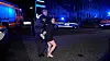 Die tatverdächtige Frau wird abgeführt.