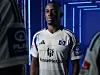 Jean-Luc Dompé im neuen HSV-Heimtrikot
